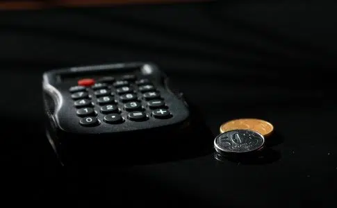 Une calculette et des pièces de monnaie