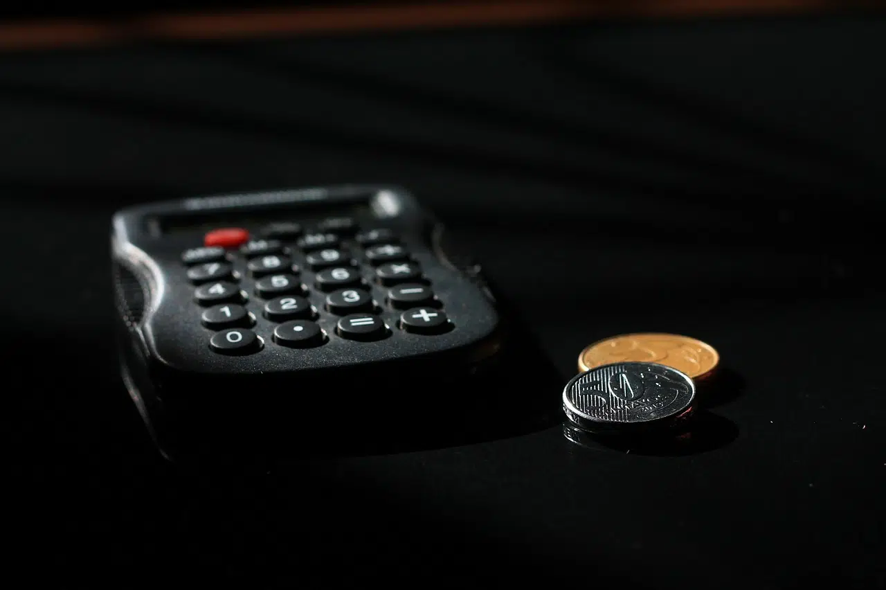 Une calculette et des pièces de monnaie